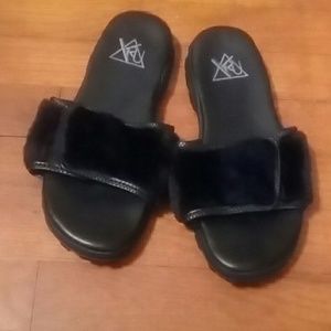 Sz 7 ~ YRU slip on sandals